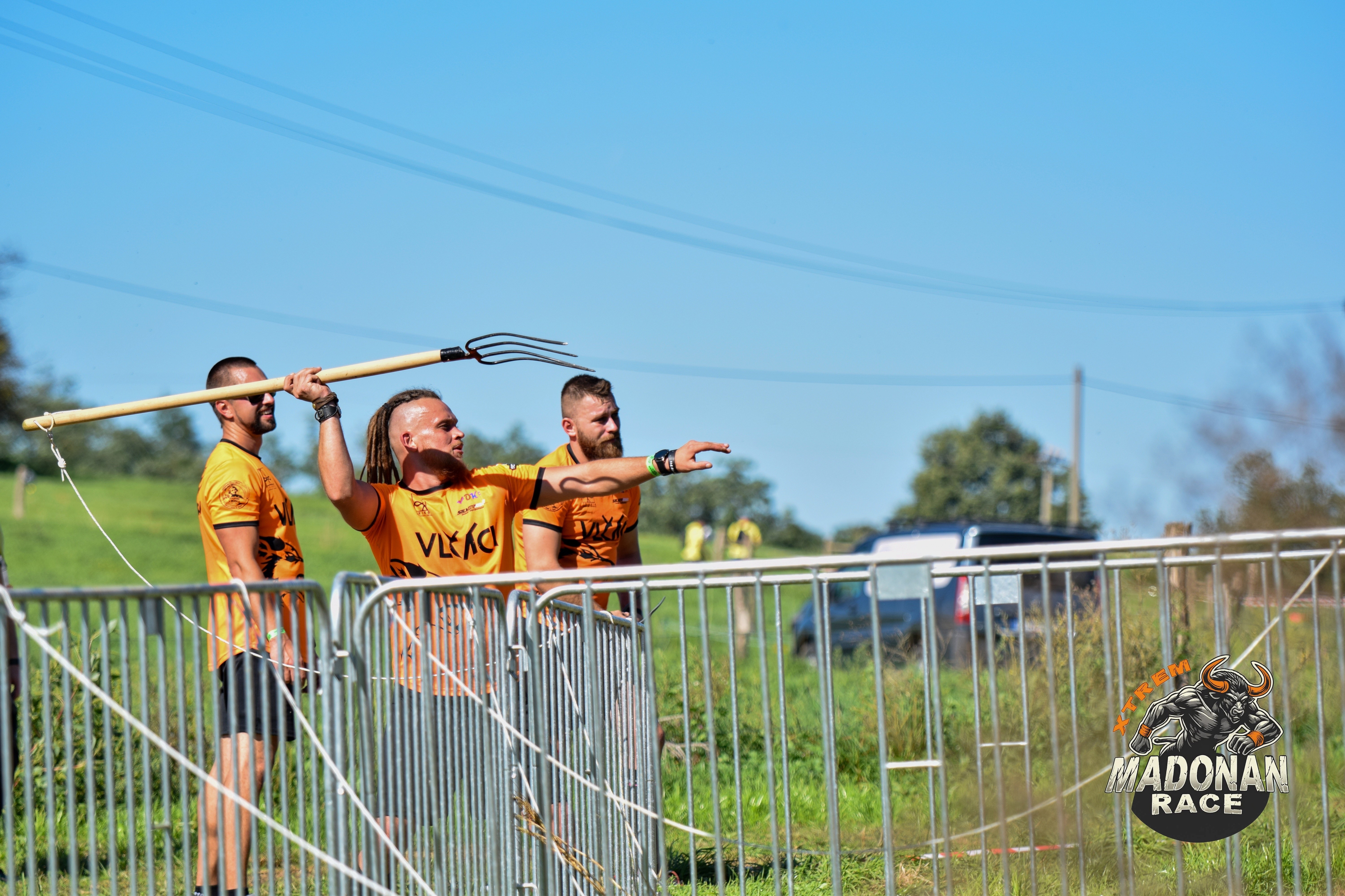 Pretekári Madonan Race s vidlami na farme